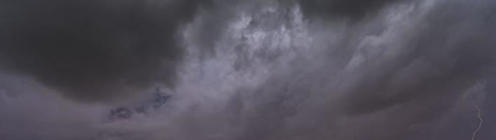 bild av en blixt i de natt himmel med lysande moln foto