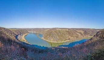 panorama- bild av de loreley sten på de Rhen flod tagen från de motsatt sida av de Rhen under blå himmel och solsken foto