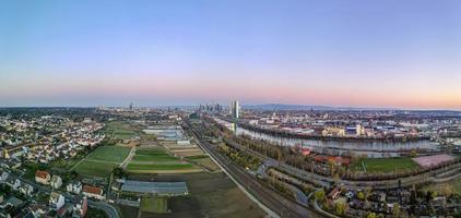 antenn bild av frankfurt horisont och europeisk central Bank byggnad under soluppgång i morgon- skymning foto