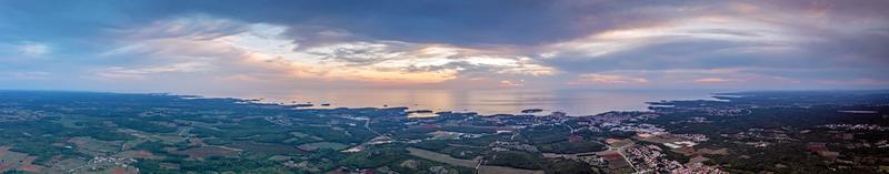 Drönare panorama över istriska adriatisk kust nära porec tagen från hög höjd över havet på solnedgång foto