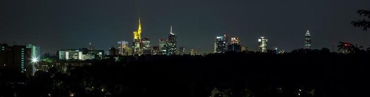 panorama av frankfurt horisont på natt foto