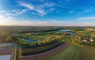 Drönare bild av golf kurs nära frankfurt i Tyskland med horisont i bakgrund foto