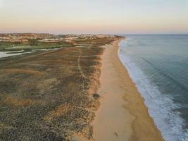 antenn bild över storm strand i portugal under solnedgång i sommar foto