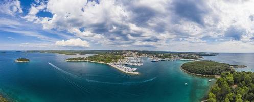 antenn panorama- Drönare bild av vrsar hamn i kroatien med turkos vatten under dagtid foto