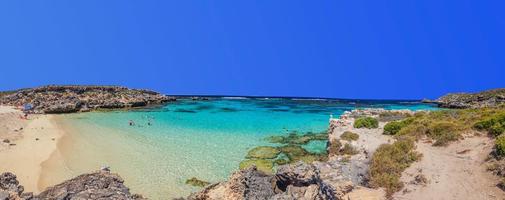 panorama- bild av en strand på ruttnästa ö på dagtid i sommar 2015 foto