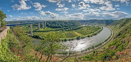 panorama- bild över tysk flod mosel med mosel dal bro foto