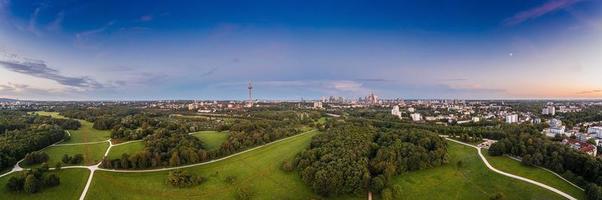 Drönare panorama över frankfurt horisont i kväll ljus tagen från niddapark foto