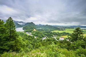 panorama bild av hohenschwangau slott och över alpsee sjö i bavaria foto