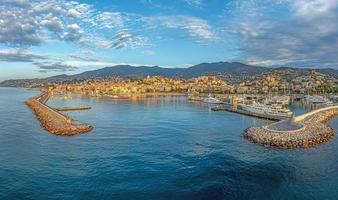 Drönare panorama över de hamn av de italiensk stad av san remo foto