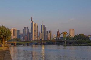 se i frankfurt horisont på en solig morgon- med reflektioner i de glas fasader foto