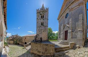 gata scen av de historisk stad brum i kroatien under dagtid foto