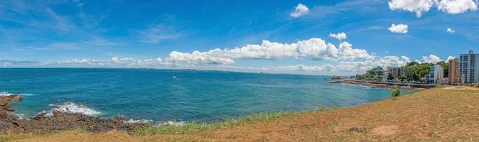 panorama- se av de kust på de historisk fort Farol da barra i salvador de bahia foto