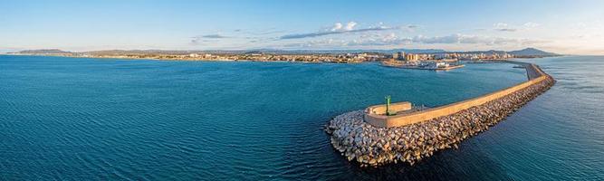 Drönare panorama av de spanska stad av vinaros med de stor vågbrytare på de ingång till de hamn under soluppgång foto