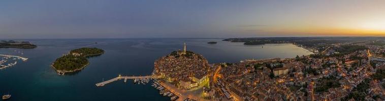 panorama- antenn Drönare bild av de historisk stad rovinj i kroatien under soluppgång foto