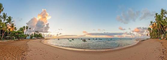 bild av de pittoresk stad strand av praia do forte i de brasiliansk provins av bahia foto