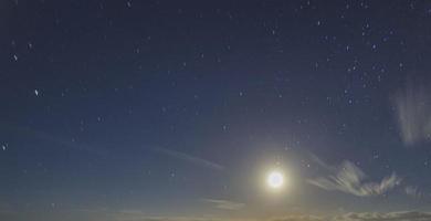 bild av molnfri starry himmel på nattetid på nordlig hemisfär foto