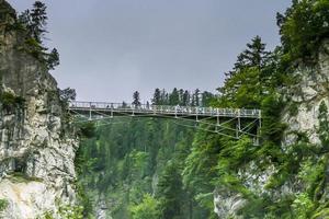 bild av de marien bro nära neuschwanstein slott under de dag foto