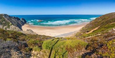 panorama- bild av praia da bordeira i portugal i sommar foto