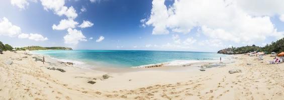 se på tropisk strand på de karibiska ö st. maarten under dagtid foto