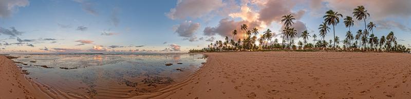 panorama- se över de ändlös och folktom strand av praia do forte i de brasiliansk provins av bahia under de dag foto