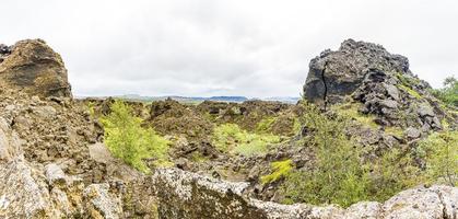 bild av promenader tråg de bra lava fält i de söder av hverfjall vulkan under dagtid foto