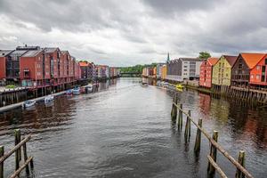 se på färgrik Pol hus i de norska stad av trondheim i sommar foto