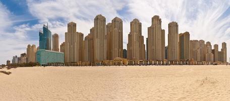 panorama- bild av lägenhet byggnader i dubai marina distrikt foto