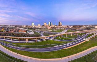 antenn panorama bild av de fort värde horisont på soluppgång med motorväg genomskärning i texas foto