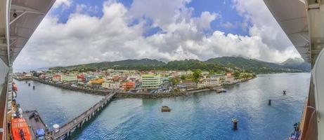 panorama- se från kryssning fartyg till de stad av roseau på dominica ö under dagtid foto