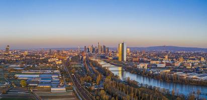 antenn bild av frankfurt horisont och europeisk central Bank byggnad under soluppgång i morgon- skymning foto