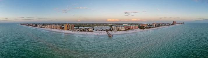 Drönare panorama över redington strand i st. petersburg i florida med pir på solnedgång foto