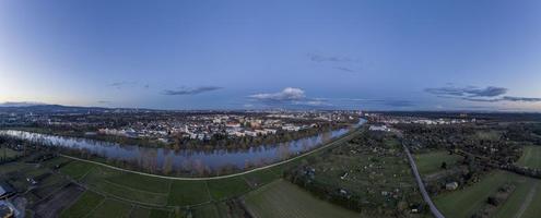 antenn panorama- bild av flod huvud och de frankfurt horisont under solnedgång i vinter- foto