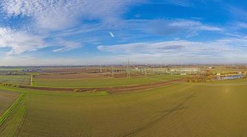 antenn panorama- bild av en transformator station med många isolatorer och kablar under de dag foto