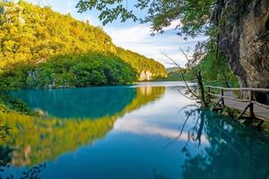 se på idyllisk sjö i de plitvice sjöar nationell parkera i kroatien under dagtid foto