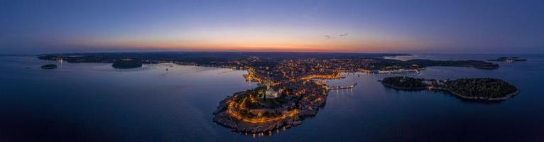 panorama- antenn Drönare bild av de historisk stad rovinj i kroatien under soluppgång foto