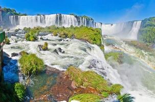 bild från de spektakulär iguacu nationell parkera med de imponerande vattenfall på de gräns mellan argentina och Brasilien foto