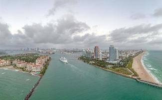 Drönare panorama över miami strand horisont på skymning foto