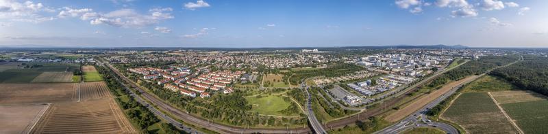 Drönare panorama av de stad av darmstadt i sydlig hesse med de förort av arheiligen tagen i de kväll foto