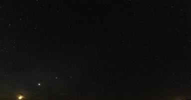 bild av molnfri starry himmel på nattetid på nordlig hemisfär foto