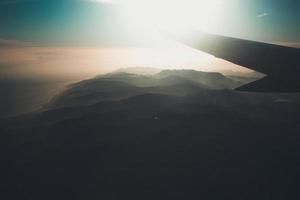 flygplanvinge i himlen vid solnedgången foto