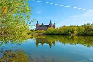 se av johannisburg slott i tysk stad aschaffenburg på de flod huvud foto