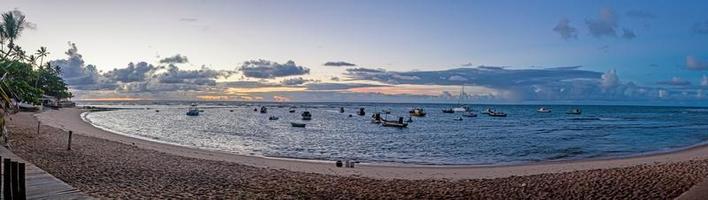 bild av de pittoresk stad strand av praia do forte i de brasiliansk provins av bahia foto