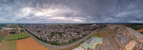 Drönare panorama över tysk kommun weiterstadt i sydlig hesse under solnedgång foto