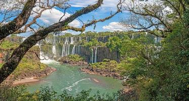 bild från de spektakulär iguacu nationell parkera med de imponerande vattenfall på de gräns mellan argentina och Brasilien foto