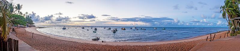 bild av de pittoresk stad strand av praia do forte i de brasiliansk provins av bahia foto