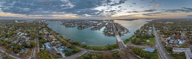 Drönare panorama över söder gångbro öar och skatt ö i st. petersburg i florida under solnedgång foto