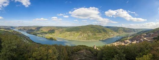 panorama- bild över ett område av de mitten Rhen dal i Tyskland med medeltida slott och vingårdar foto