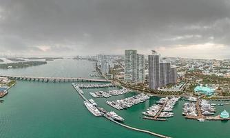 Drönare panorama över miami strand horisont på skymning foto