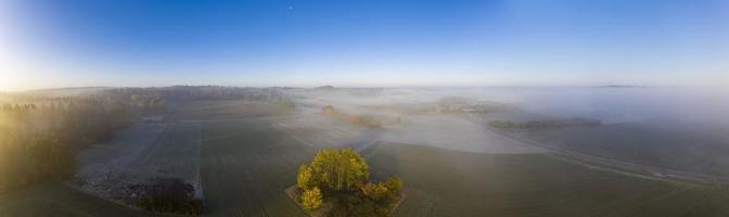 Drönare bild av morgon- jord dimma över fält i de tysk provins av norr hesse nära de by av rhoden foto