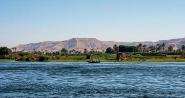 banker av de nile flod i egypten foto